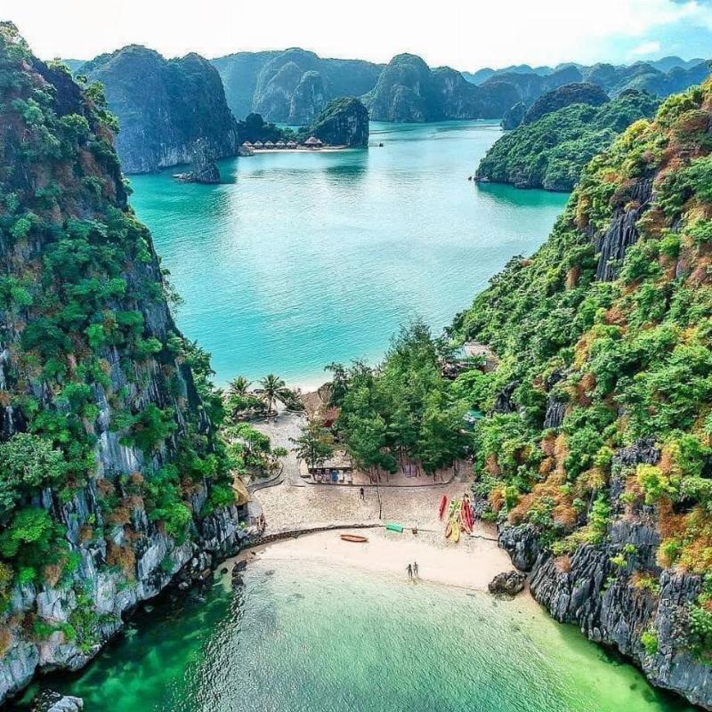 Hình ảnh cặp đôi đang nắm tay đi dạo dưới ánh hoàng hôn, thể hiện sự lãng mạn và hài hòa trong tình yêu của người sinh ngày 12/10