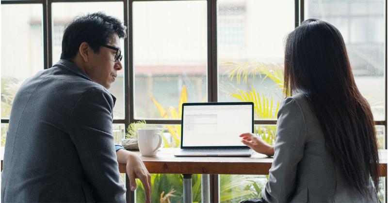 Ảnh minh họa hai người đang trò chuyện chân thành, có sự lắng nghe và thấu hiểu