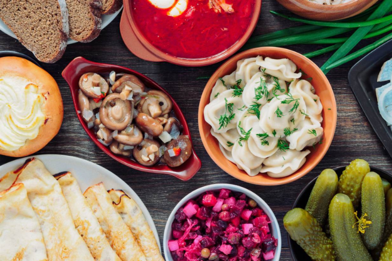 Một bát súp Borscht truyền thống nóng hổi, món ăn đặc trưng của ẩm thực Nga ở Mát-xcơ-va