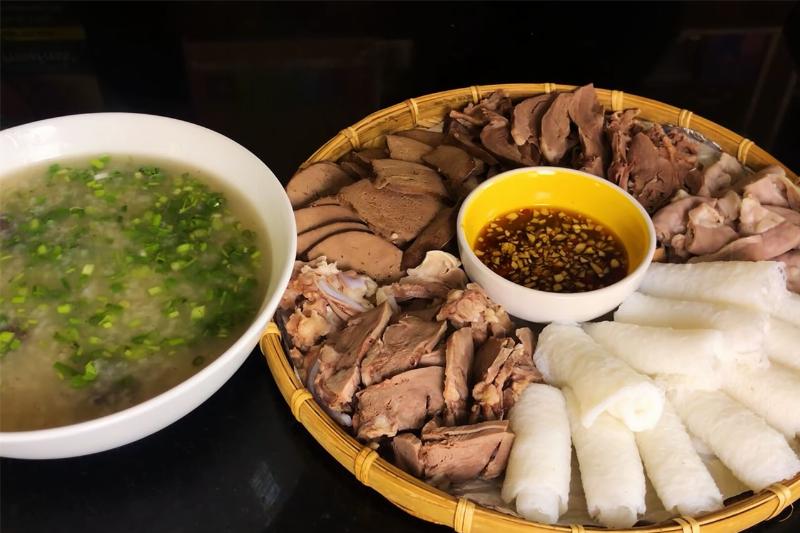 Hình ảnh một đĩa bánh xèo tôm nhảy nóng hổi, vàng giòn, với nhiều tôm đỏ tươi, ăn kèm với rổ rau sống và chén nước chấm, thể hiện sự hấp dẫn của món ăn.