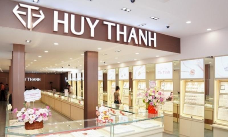 Hình ảnh mô phỏng một bảng giá vàng được niêm yết công khai tại một tiệm vàng hoặc trên website, hiển thị chi tiết giá mua/bán các loại vàng phổ biến ở Cà Mau.