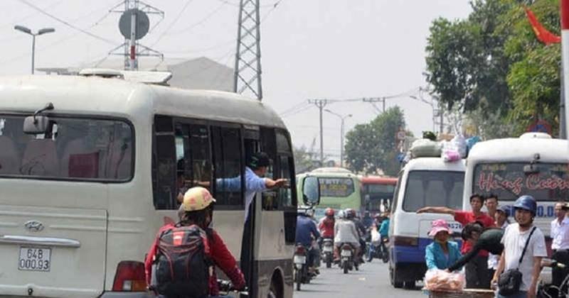 Hình ảnh một bến xe khách ở Hà Nội, nơi hành khách lên xe đi Hải Dương, thể hiện sự tấp nập của giao thông công cộng