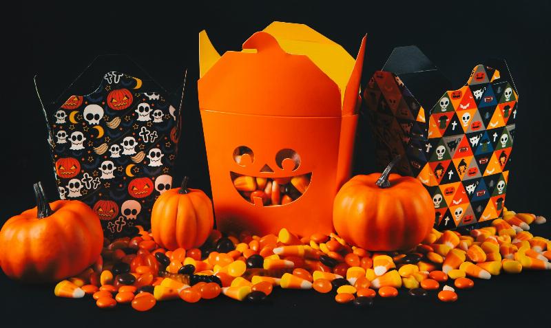 Hình ảnh một nhóm người, bao gồm cả người lớn và trẻ em, mặc trang phục hóa trang Halloween đầy màu sắc và sáng tạo, đang vui vẻ tham gia một bữa tiệc, minh họa ý nghĩa của việc hóa trang trong ngày Halloween là ngày mấy.