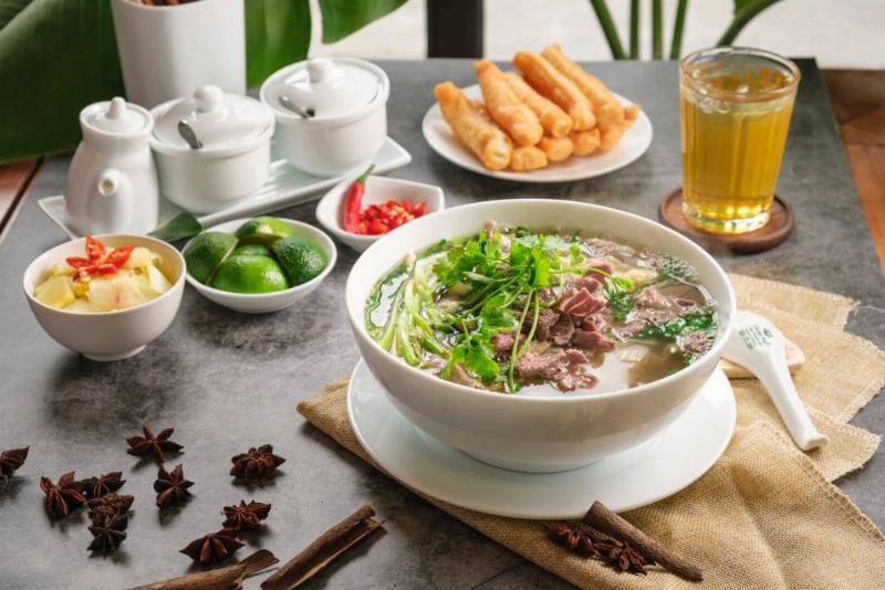 Đĩa bún chả Hà Nội đầy đặn với chả nướng thơm lừng, bún tươi và rau sống