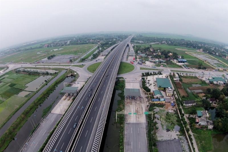Hình ảnh tuyến đường cao tốc Hà Nội - Hải Phòng thông thoáng, minh họa cho việc di chuyển nhanh chóng giữa hai tỉnh thành