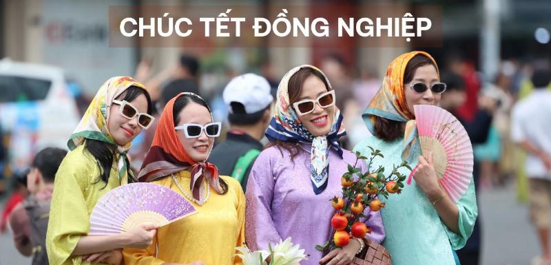 Mot cap doi cung nhau nang ly chuc mung nam moi sau khi gui trao loi chuyen nam moi cho nguoi yeu ngan gon
