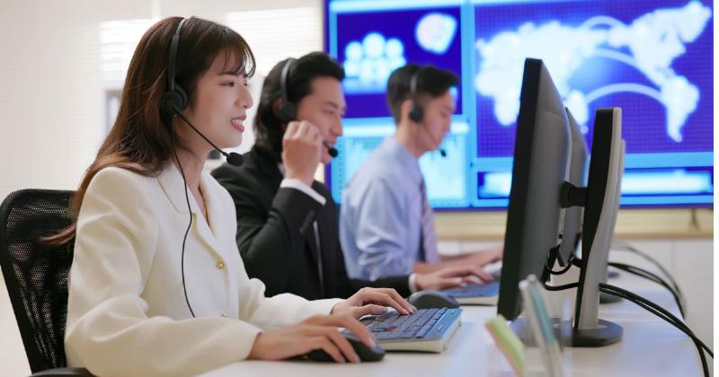 Một nhân viên chăm sóc khách hàng của hãng taxi tại Tam Kỳ đang lắng nghe và giải quyết thắc mắc của khách hàng qua điện thoại, thể hiện dịch vụ hỗ trợ sau bán hàng.