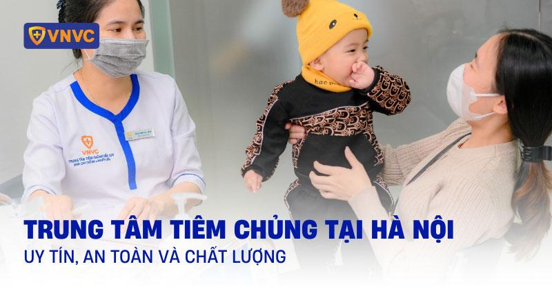 Hình ảnh chuyên gia tài chính/đầu tư (có thể là đại diện Khương Thịnh Miền Trung) đang tư vấn cho khách hàng về chiến lược đa dạng hóa danh mục đầu tư, bao gồm vàng và bất động sản.