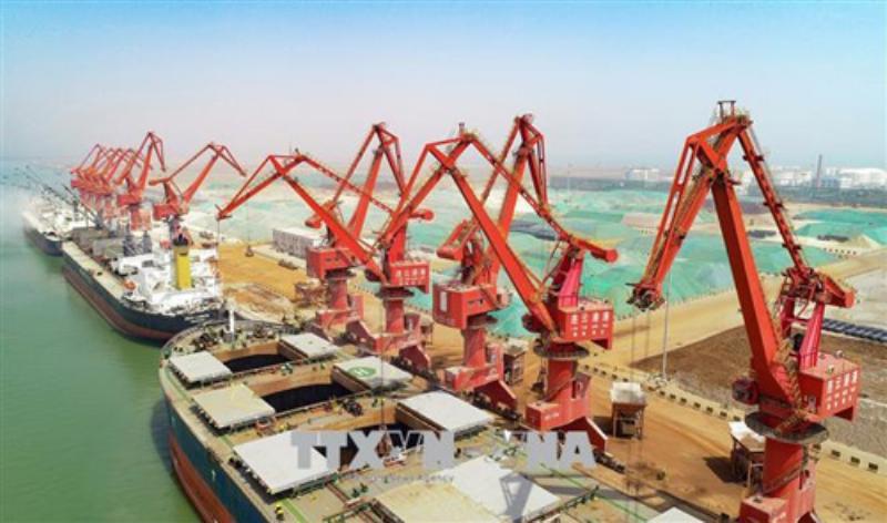Hình ảnh đại diện cho một trong hai đặc khu hành chính của Trung Quốc, thể hiện sự pha trộn độc đáo giữa văn hóa Á Đông và ảnh hưởng phương Tây, cùng với sự năng động của một trung tâm quốc tế, làm nổi bật tính đặc thù của các đặc khu.