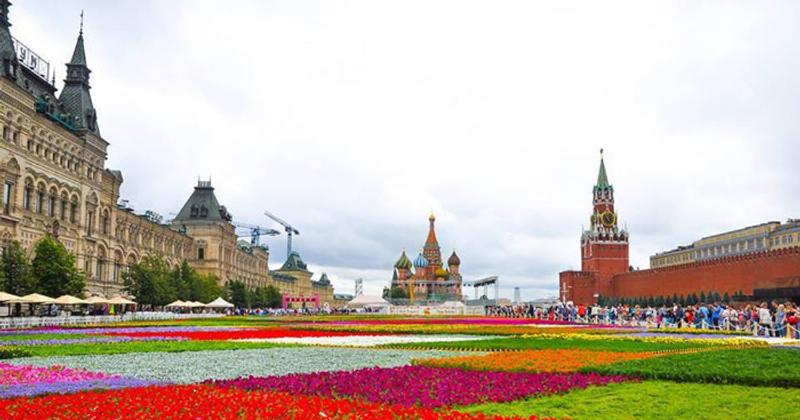 Điện Kremlin uy nghi nhìn từ Quảng trường Đỏ ở Mát-xcơ-va