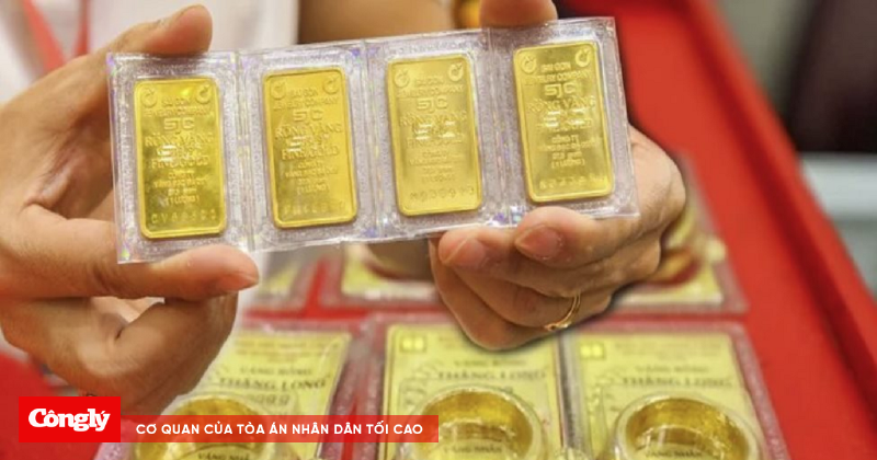 Người dân đang xem bảng giá vàng 24K và 18K tại một tiệm vàng truyền thống ở Hải Phòng