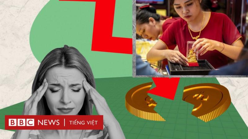 Hình ảnh người đang kiểm tra giá vàng trên điện thoại và người đang hỏi giá tại quầy vàng