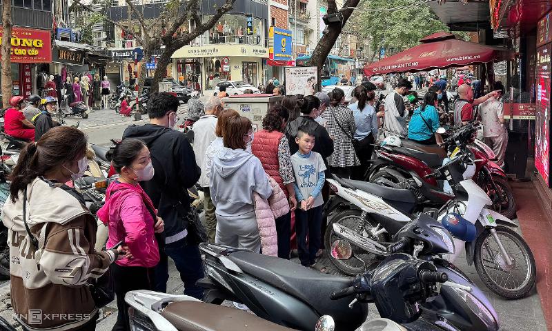 Hình ảnh người dân đang xem bảng giá hoặc giao dịch tại tiệm vàng quen thuộc ở Ngọc Hà