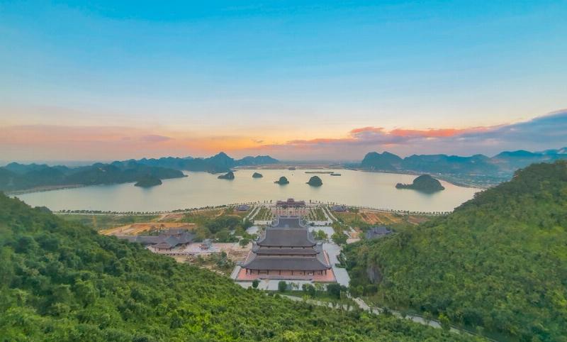 Hình ảnh biểu đồ hoặc bảng minh họa sự biến động giá vé máy bay Đà Lạt Hà Nội theo thời gian trong năm, với các đỉnh giá vào mùa cao điểm và đáy giá vào mùa thấp điểm.
