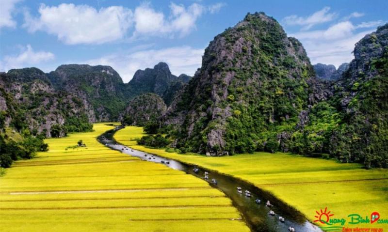 Hồ Gươm với Tháp Rùa và cầu Thê Húc dẫn vào Đền Ngọc Sơn, không gian yên bình buổi sáng
