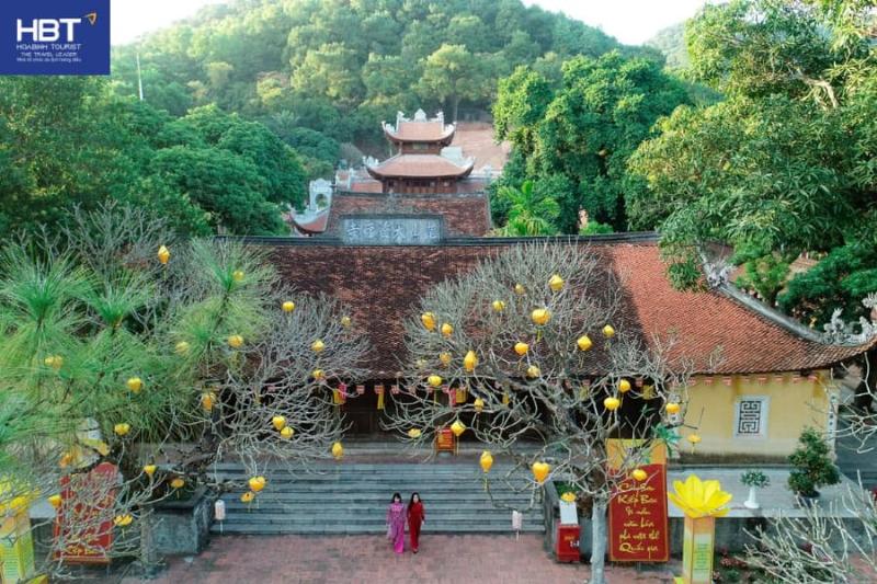 Hình ảnh phong cảnh thanh bình tại khu di tích Côn Sơn - Kiếp Bạc ở Hải Dương, gợi ý về một điểm đến văn hóa lịch sử thú vị