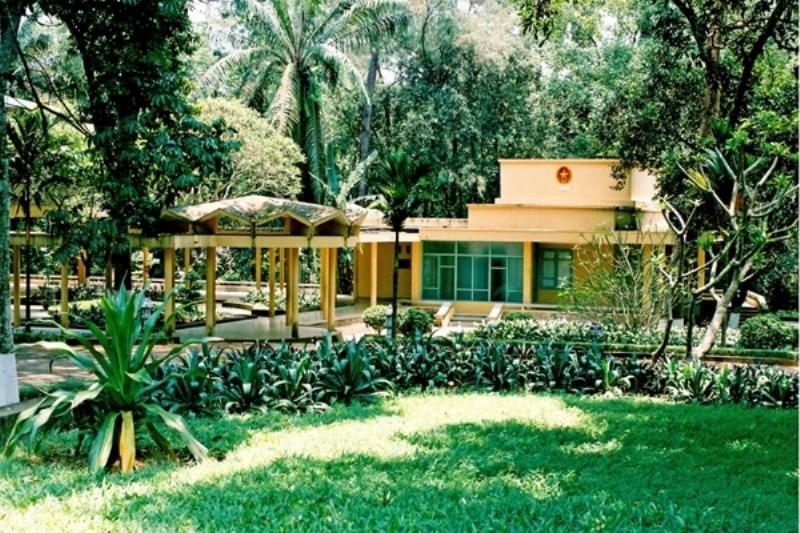 Khu vực Lăng Chủ tịch Hồ Chí Minh - một địa điểm lịch sử trang nghiêm, không chỉ là chỗ chơi ở Hà Nội mà còn là nơi về nguồn