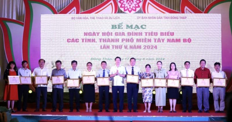 Hình ảnh các thành viên gia đình cùng nhau làm hoạt động chung (nấu ăn, chơi trò chơi) trong Ngày Gia đình Việt Nam, thể hiện sự gắn kết