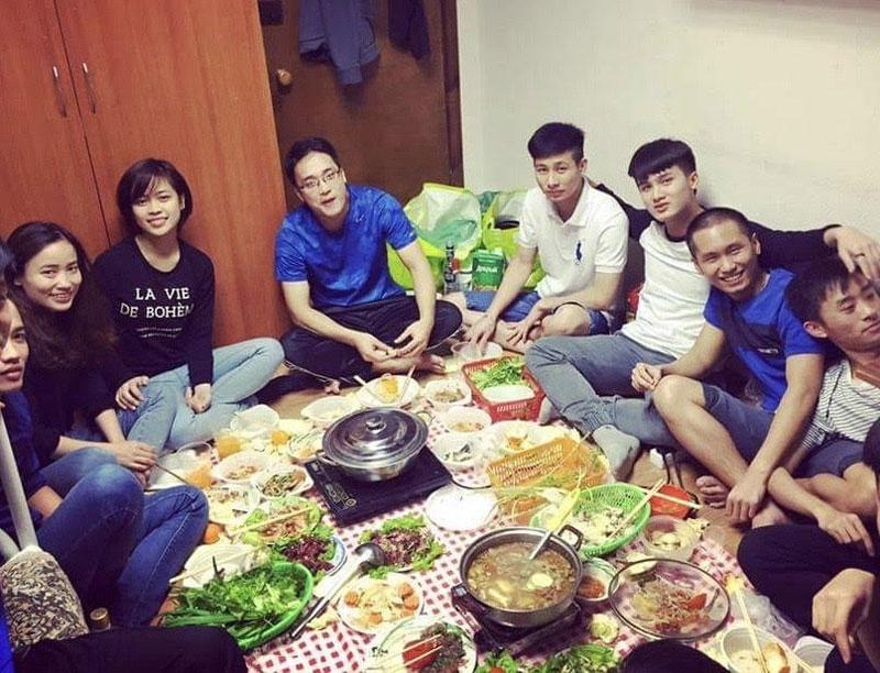 Hình ảnh gia đình quây quần bên mâm cơm tất niên hoặc xem pháo hoa đêm Giao Thừa.