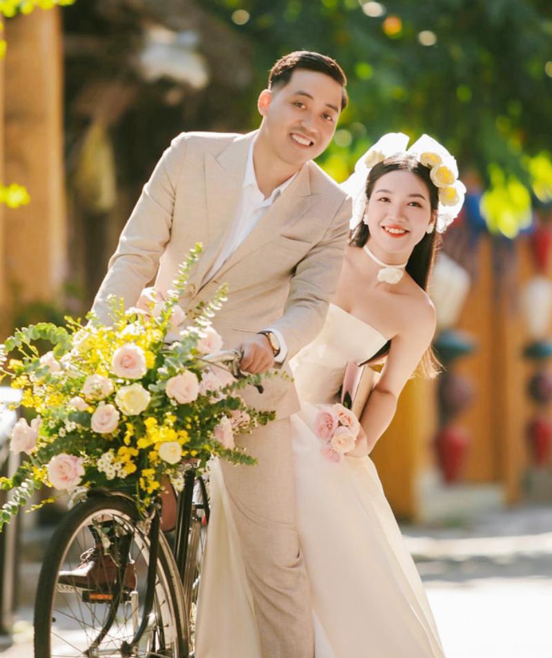 Hình ảnh đồng nghiệp và sếp bắt tay chúc mừng cô dâu chú rể tại văn phòng hoặc tiệc cưới, không khí trang trọng nhưng vui vẻ
