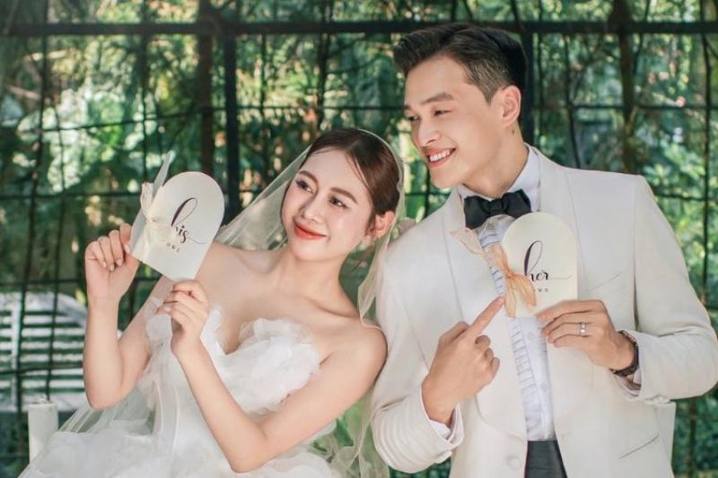Hình ảnh cặp đôi cô dâu chú rể cùng khách mời đang cười vui vẻ, không khí tiệc cưới thoải mái, thể hiện sự phù hợp của lời chúc hài hước