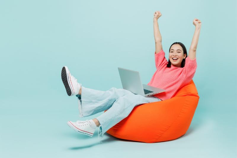 Hình ảnh minh họa một người đang cân bằng giữa việc khám phá những ý tưởng mới và việc duy trì sự ổn định, thể hiện lời khuyên cho người sinh ngày 20/5