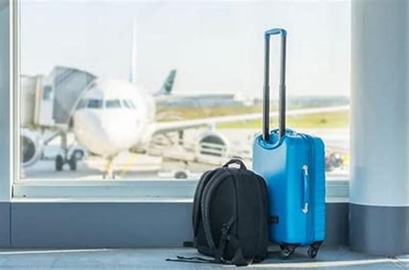 Minh họa các mẹo đóng gói hành lý xách tay Bamboo Airways hiệu quả như cuộn quần áo, sử dụng túi nén.