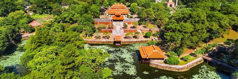 Mot chu lon tiet kiem hinh may bay va dong xu, the hien viec tiet kiem khi dat ve Ha Noi Quy Nhon