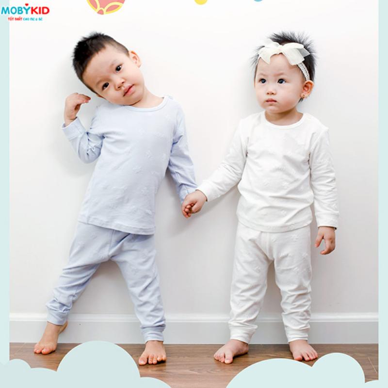 Bố mẹ kiểm tra thông tin khi mua sắm quần áo size 100 cho bé online