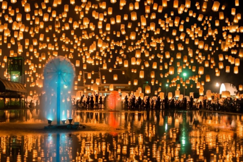 Hình ảnh thể hiện sự giao thoa văn hóa hoặc một biểu tượng nổi tiếng của Hồng Kông hoặc Ma Cao, ví dụ như một con phố đèn lồng, một công trình kiến trúc lịch sử, hoặc một sự kiện văn hóa đặc trưng, làm nổi bật bản sắc riêng của đặc khu hành chính.