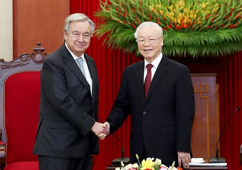 Hinh anh the hien su doi lap giua lua va nuoc nhung cung co diem ket noi the hien su tuong tac nguyen to ngay 20 thang 3
