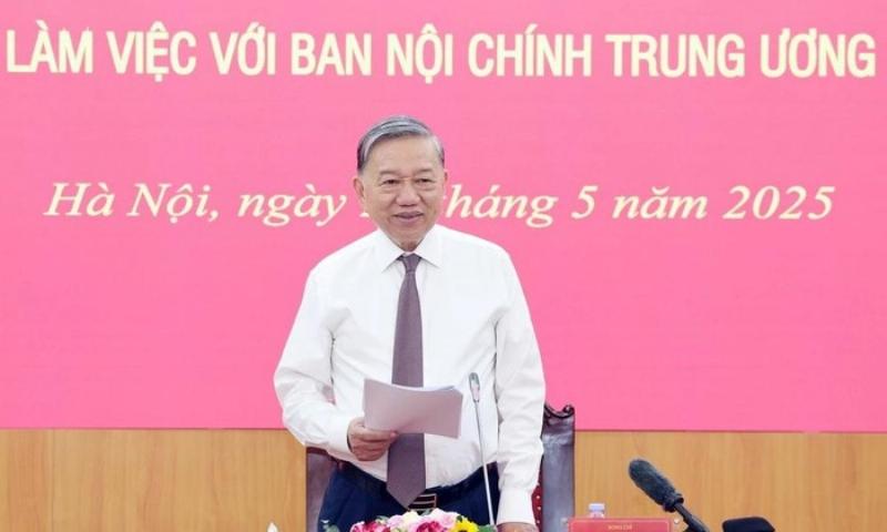 Hình ảnh phóng to đồng hồ tính cước trên xe taxi của một hãng uy tín ở Tam Kỳ, nền mờ phía sau là nội thất xe, nhấn mạnh yếu tố minh bạch về giá.
