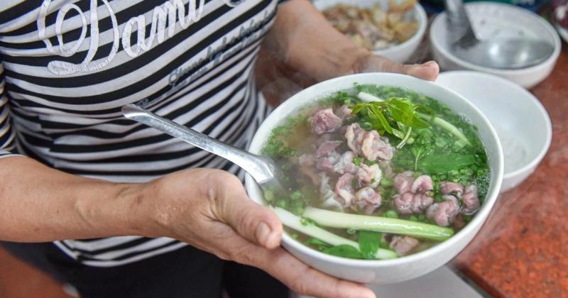 Bát phở bò Hà Nội nghi ngút khói với thịt bò tái, chín, hành lá và nước dùng trong vắt