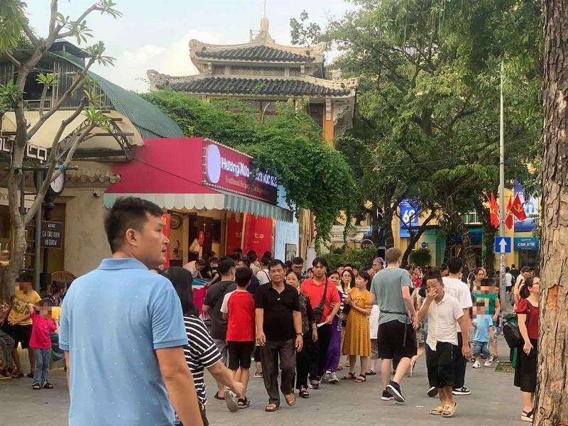Khung cảnh phố đi bộ Hồ Gươm về đêm nhộn nhịp, đông đúc người tham gia các hoạt động giải trí