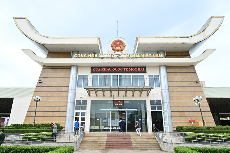 Các phương tiện di chuyển ở Tây Ninh đa dạng từ xe máy đến ô tô, giúp bạn dễ dàng khám phá tây ninh có gì chơi