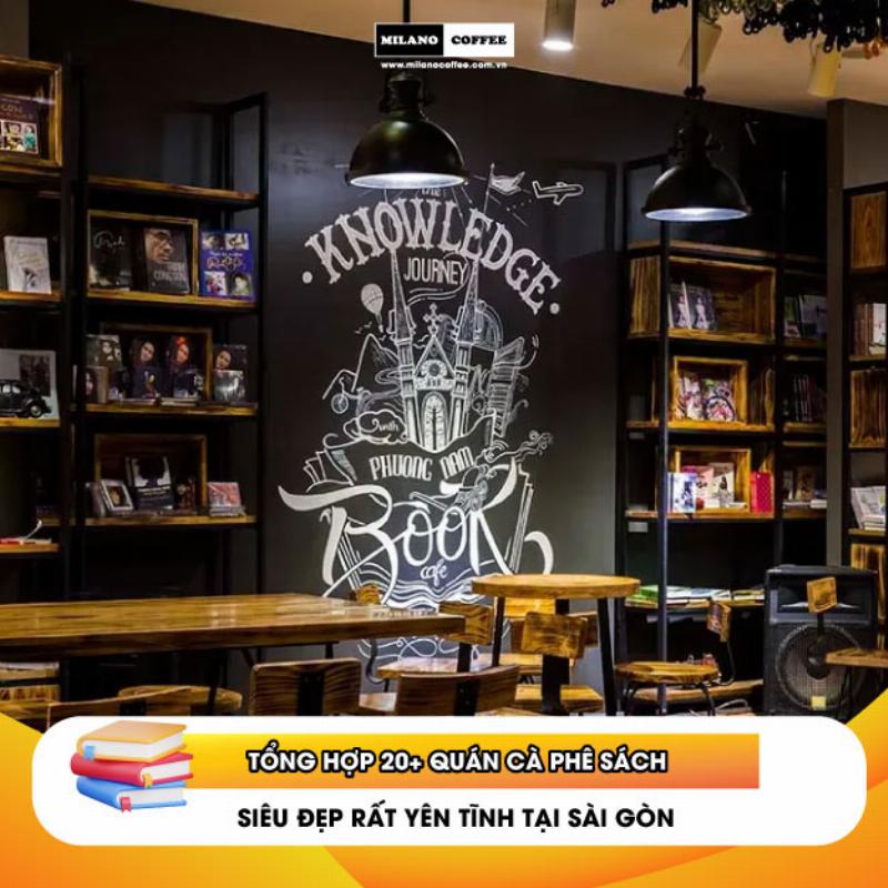 Hình ảnh không gian bên trong một quán cafe sách yên tĩnh ở Đà Nẵng, với nhiều kệ sách, bàn ghế thoải mái và khách đang ngồi đọc sách hoặc làm việc trên laptop.