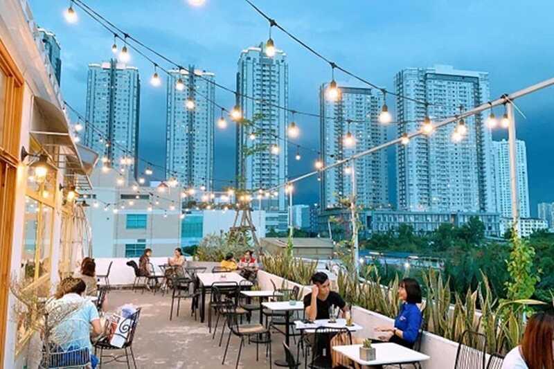 Hình ảnh một menu đồ uống của quán cafe đẹp ở Đà Nẵng, hiển thị danh sách các loại đồ uống và mức giá khác nhau, minh họa sự đa dạng về chi phí.
