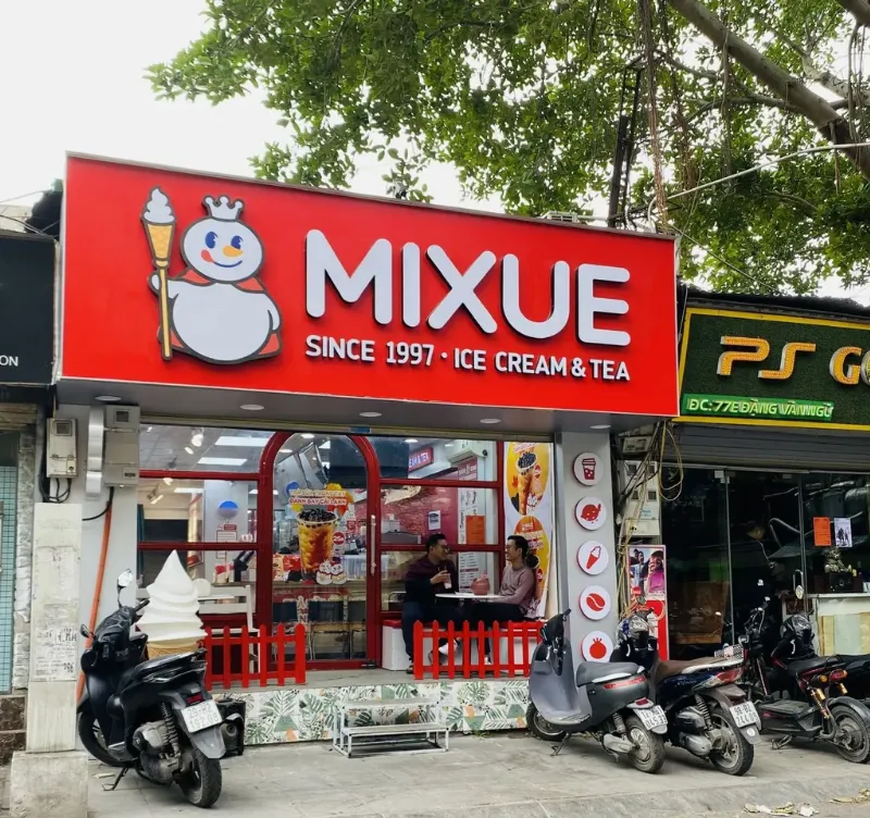 Hình ảnh một người đang lướt điện thoại tìm kiếm thông tin về các quán cafe đẹp ở Đà Nẵng, với nhiều biểu tượng về vị trí, review, phong cách hiển thị trên màn hình, minh họa cho quá trình lựa chọn.