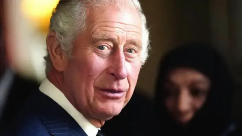 Hình ảnh Quân chủ Anh (Vua Charles III hoặc Nữ hoàng Elizabeth II trước đây) trong một sự kiện nghi lễ