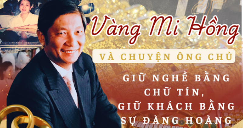 Khách hàng đang thực hiện giao dịch mua vàng tại quầy giao dịch của tiệm vàng Mi Hồng Chợ Bà Chiểu, thể hiện sự chuyên nghiệp và minh bạch trong quy trình mua bán.