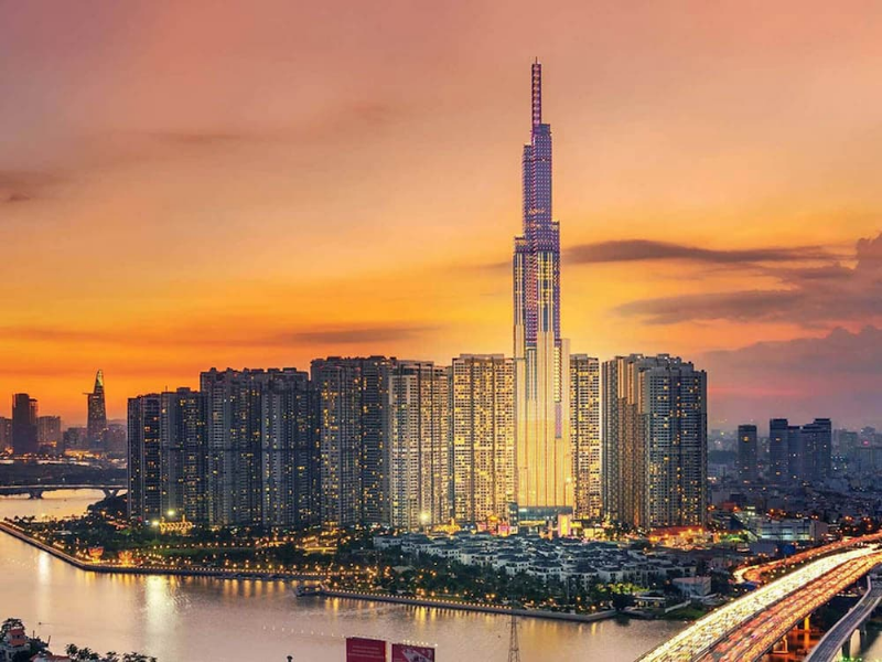 Khung cảnh Sài Gòn lung linh về đêm cho trải nghiệm 1 ngày, có thể là view từ rooftop bar, bến Bạch Đằng hoặc phố đi bộ