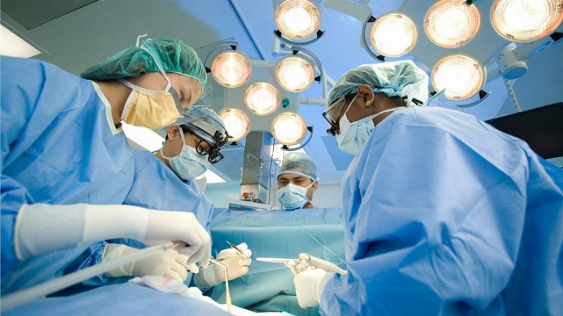 Hình ảnh một người đang cau mày nhìn vào tấm thiệp hoặc điện thoại, thể hiện sự băn khoăn hoặc nhận ra sai sót trong lời chúc