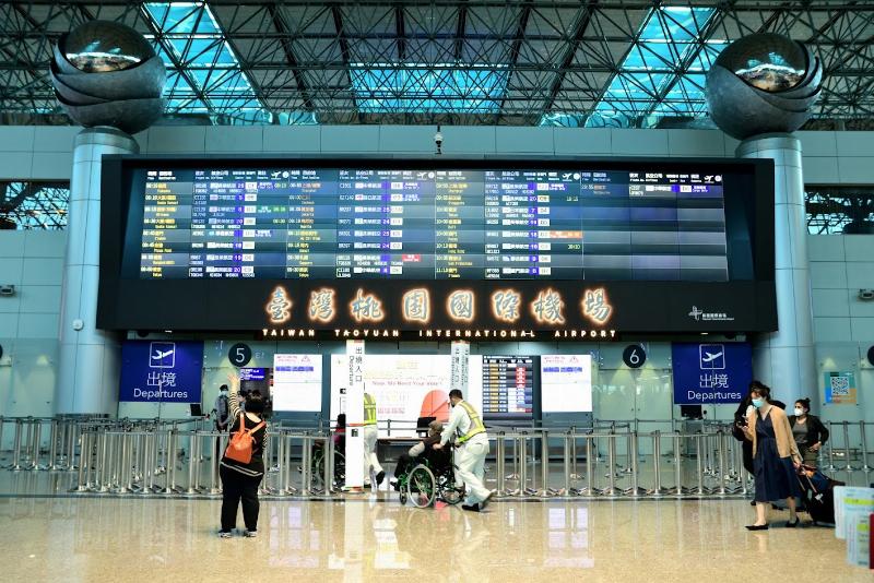 Ảnh chụp từ trên cao Sân bay Chu Lai hiện đại với đường băng dài, nhà ga và các máy bay đang hoạt động