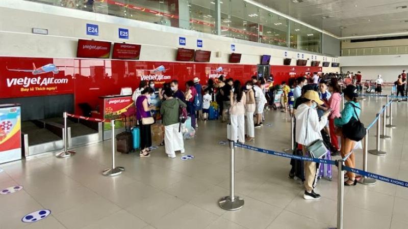 Hình ảnh ngoại cảnh hoặc nội cảnh Nhà ga T1 (nội địa) sân bay Nội Bài (HAN), thể hiện quy mô và sự hiện đại.