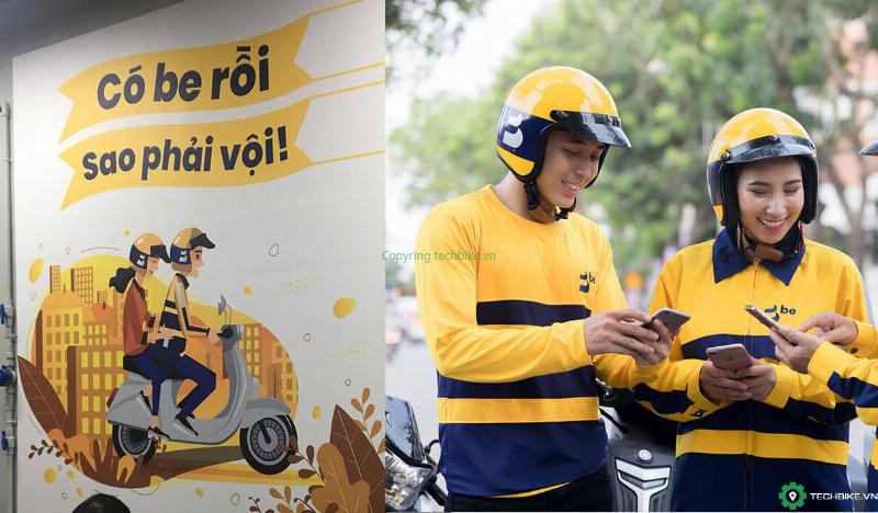 Hình ảnh một người đang sử dụng điện thoại thông minh để so sánh giá dịch vụ taxi từ các ứng dụng khác nhau tại Tam Kỳ, thể hiện hành động tìm kiếm taxi giá rẻ.