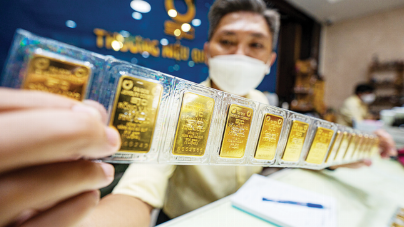 Minh họa mối liên hệ giữa các yếu tố kinh tế toàn cầu (lạm phát, lãi suất, USD, bất ổn) và giá vàng thế giới, giải thích lý do giá vàng tây bao nhiêu một chỉ lại biến động theo thị trường quốc tế