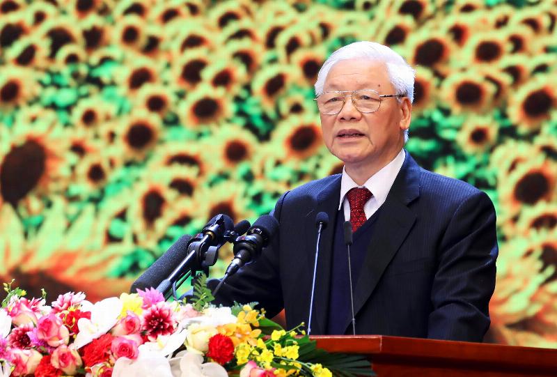 Hinh anh mot nguoi dang ngoi suy tu truoc nhieu con duong khac nhau the hien su kho khan trong viec ra quyet dinh hoac chon huong di ngay 20 thang 3