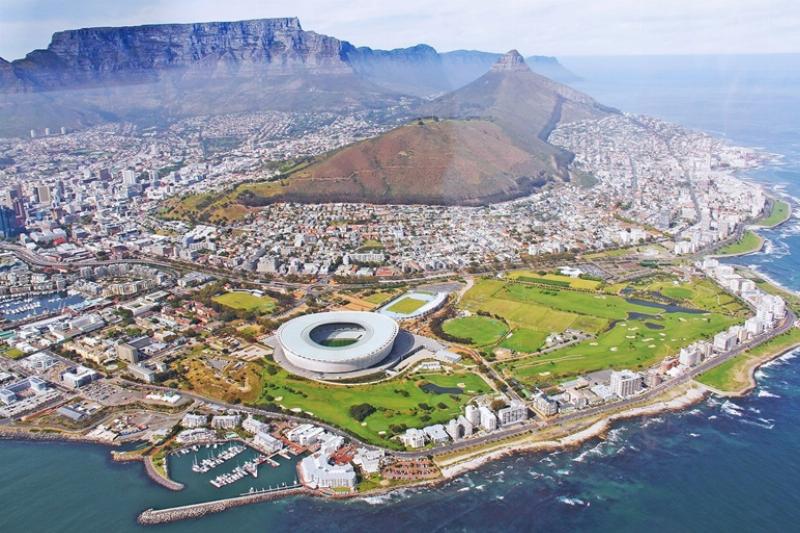 Khung cảnh hùng vĩ của dãy núi Drakensberg ở Nam Phi hoặc cảnh quan ven biển tuyệt đẹp gần Cape Town