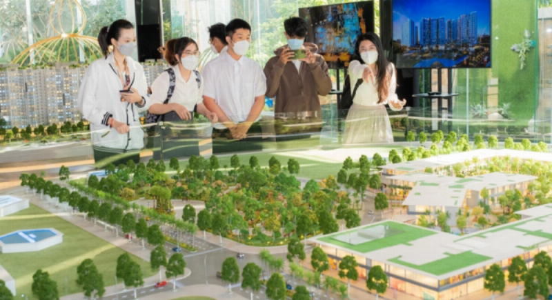 Hình minh họa tiến độ dự án xây dựng hoặc đầu tư bất động sản với các mốc thời gian và hoạt động, nhấn mạnh tầm quan trọng của việc quản lý chặt chẽ thời gian.