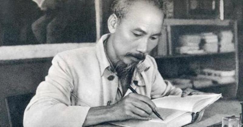 Hình ảnh minh họa người đang đọc tin tức kinh tế trên báo hoặc điện thoại, liên kết với biểu đồ giá vàng, thể hiện sự cần thiết của việc kết hợp thông tin.